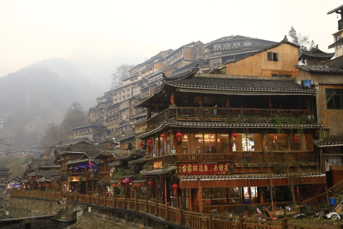 西江千户苗寨，雨蒙蒙，雾蒙蒙