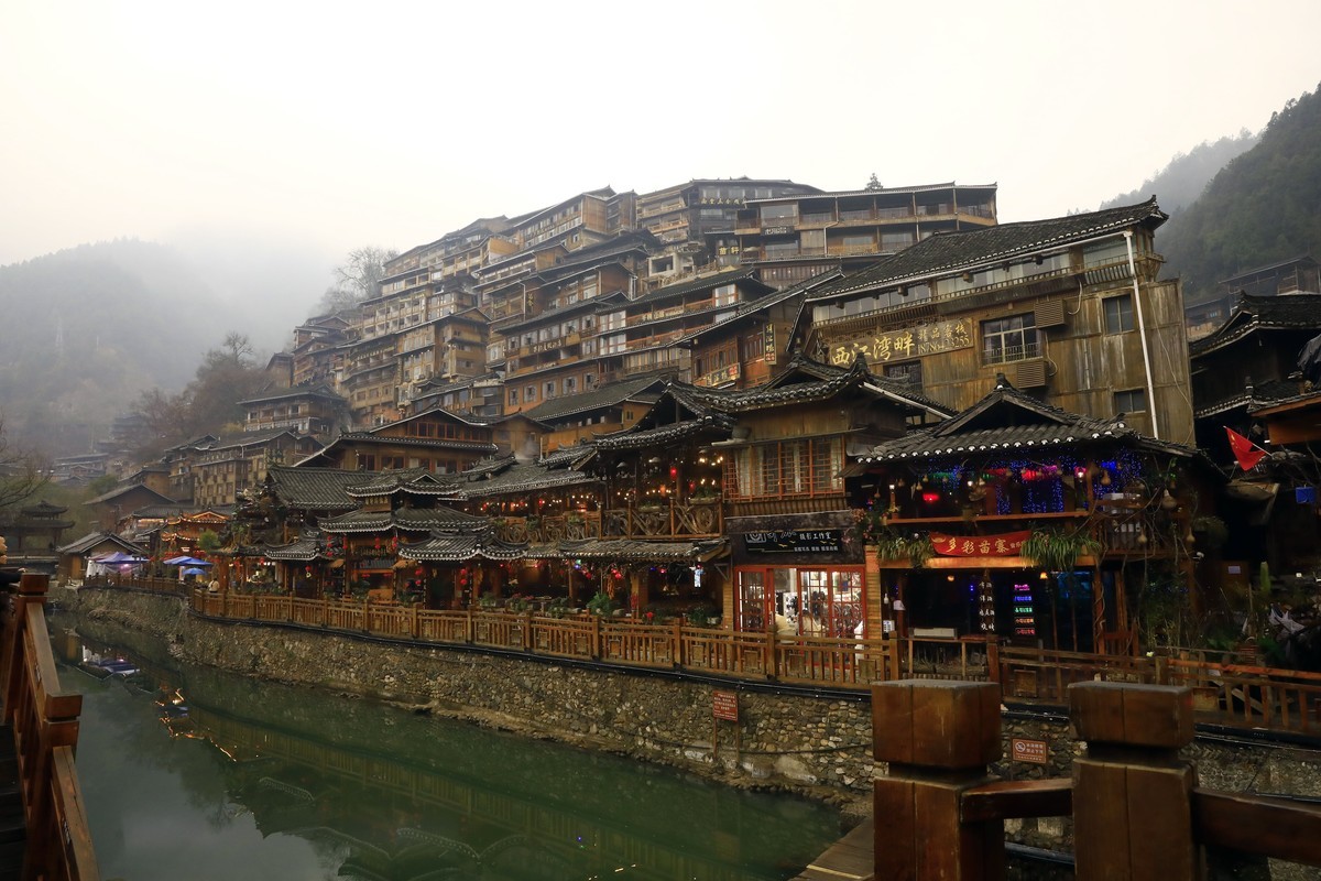 西江千户苗寨，雨蒙蒙，雾蒙蒙