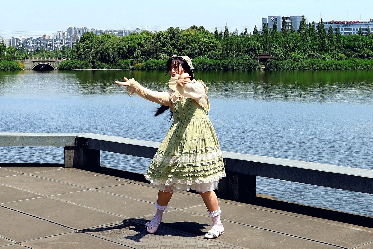 抓拍——公园里练舞的女孩子（上）