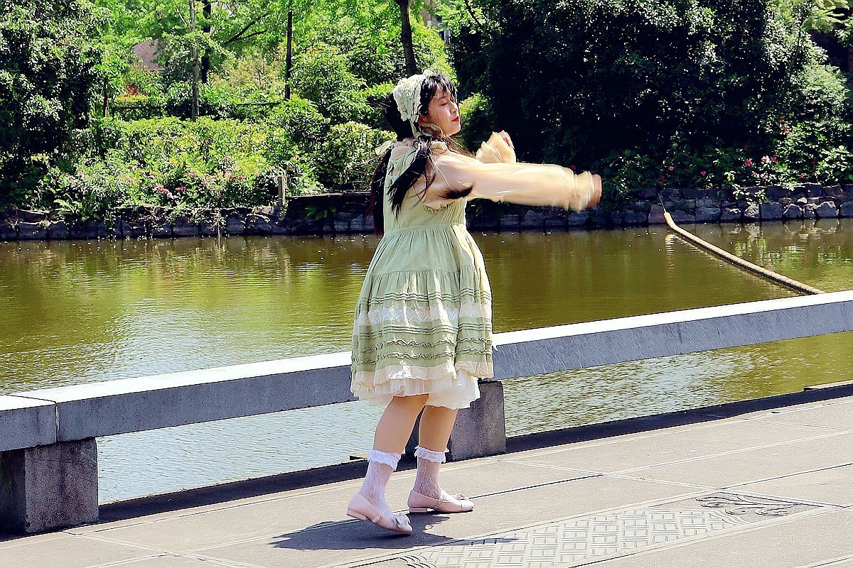 抓拍——公园里练舞的女孩子（上）