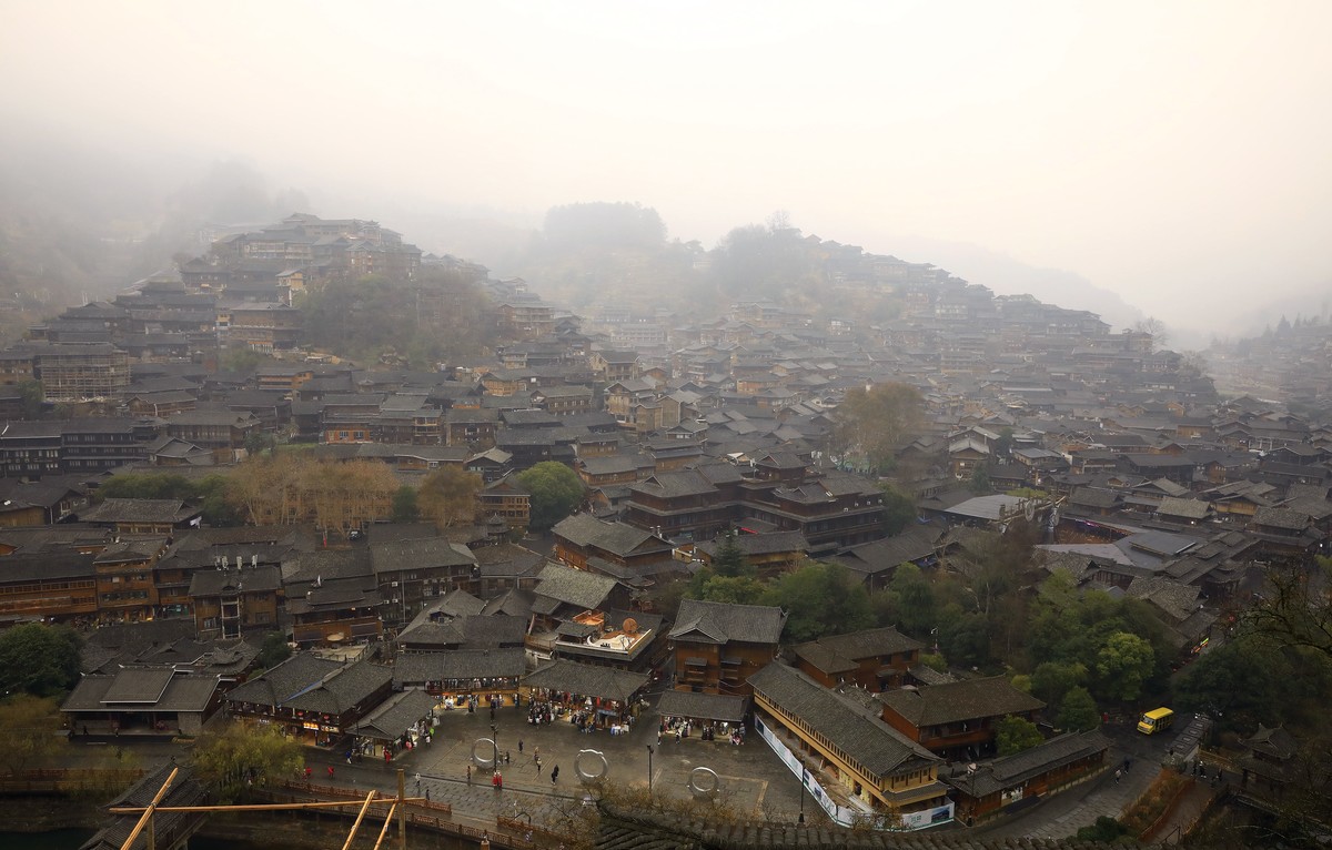 西江千户苗寨，雨蒙蒙，雾蒙蒙