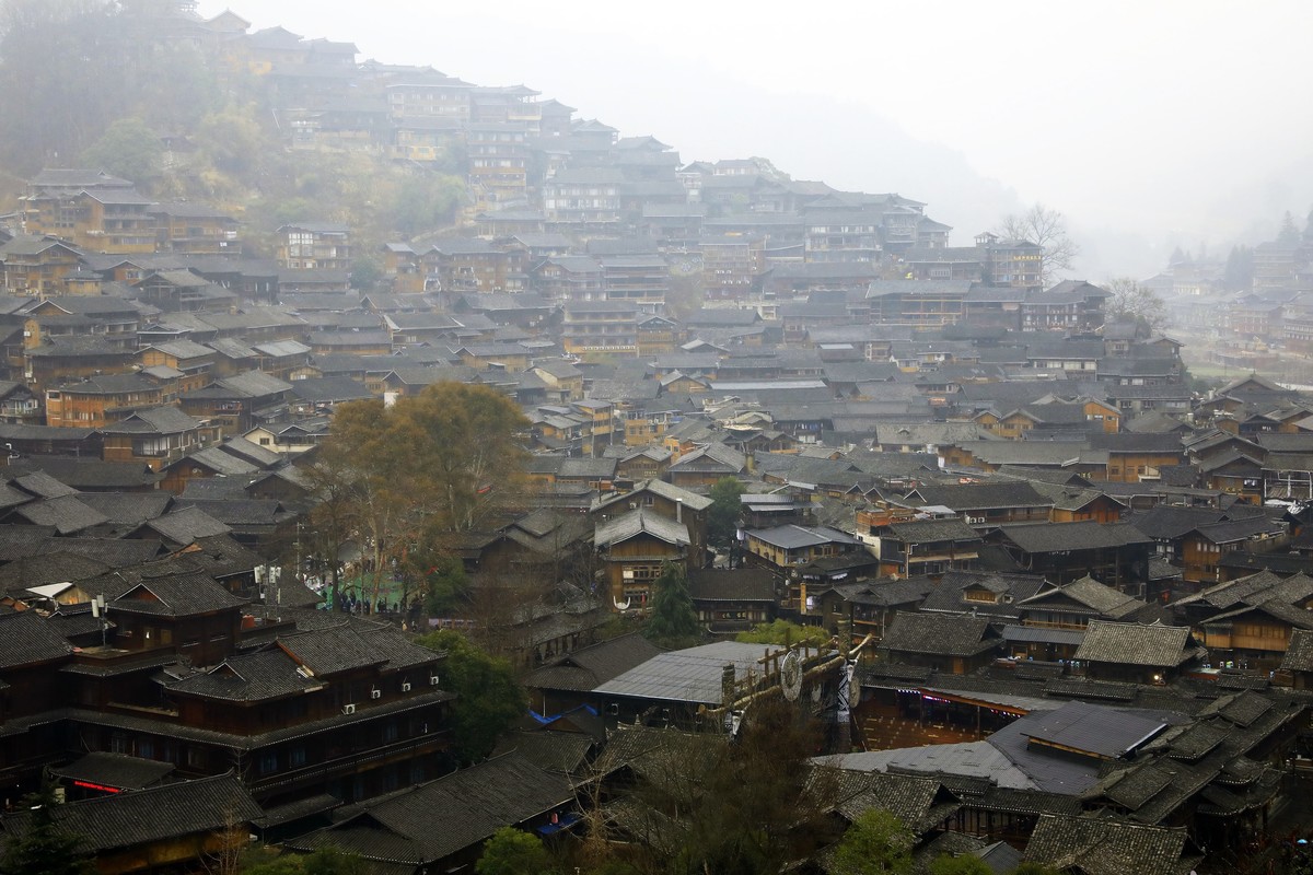 西江千户苗寨，雨蒙蒙，雾蒙蒙