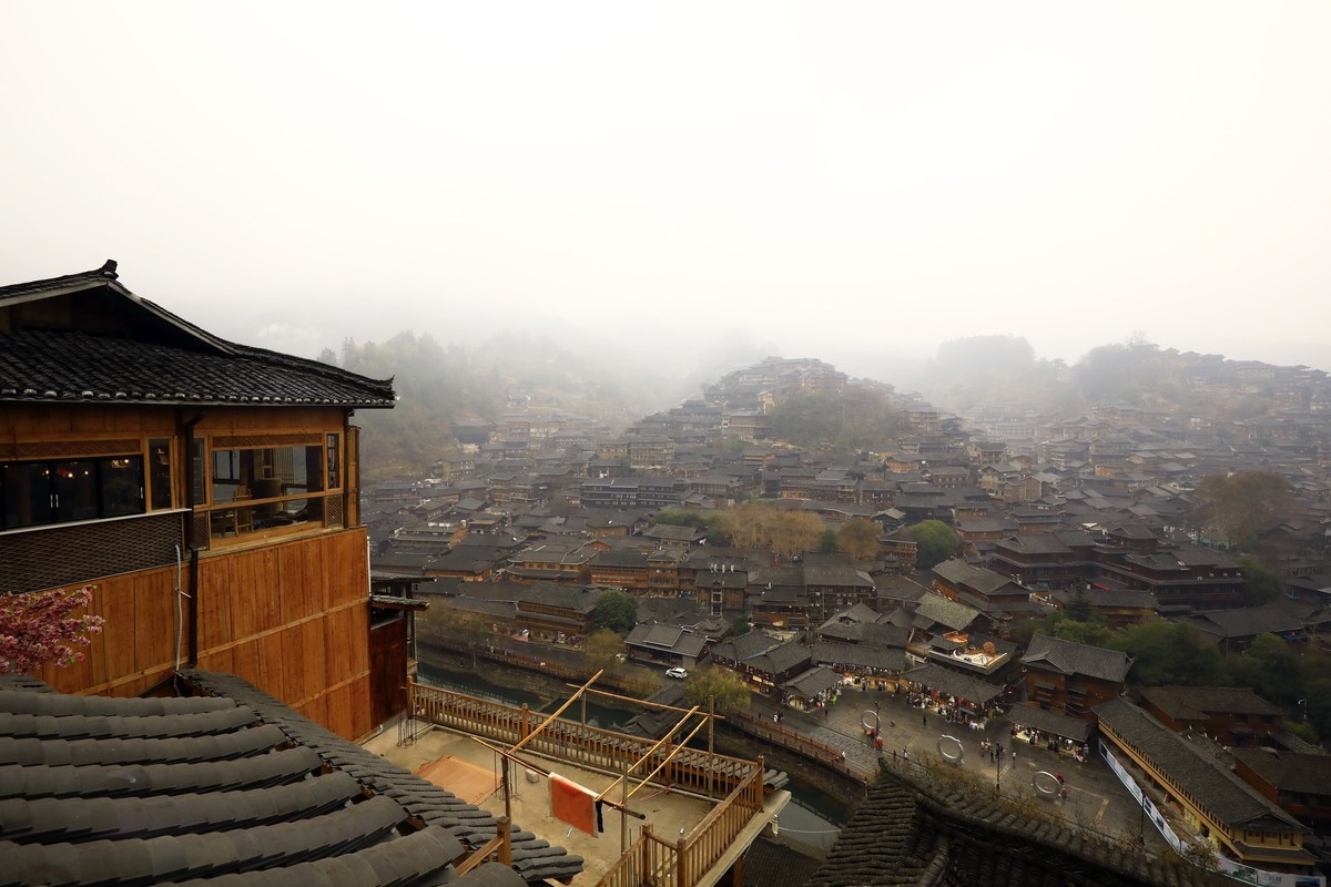 西江千户苗寨，雨蒙蒙，雾蒙蒙