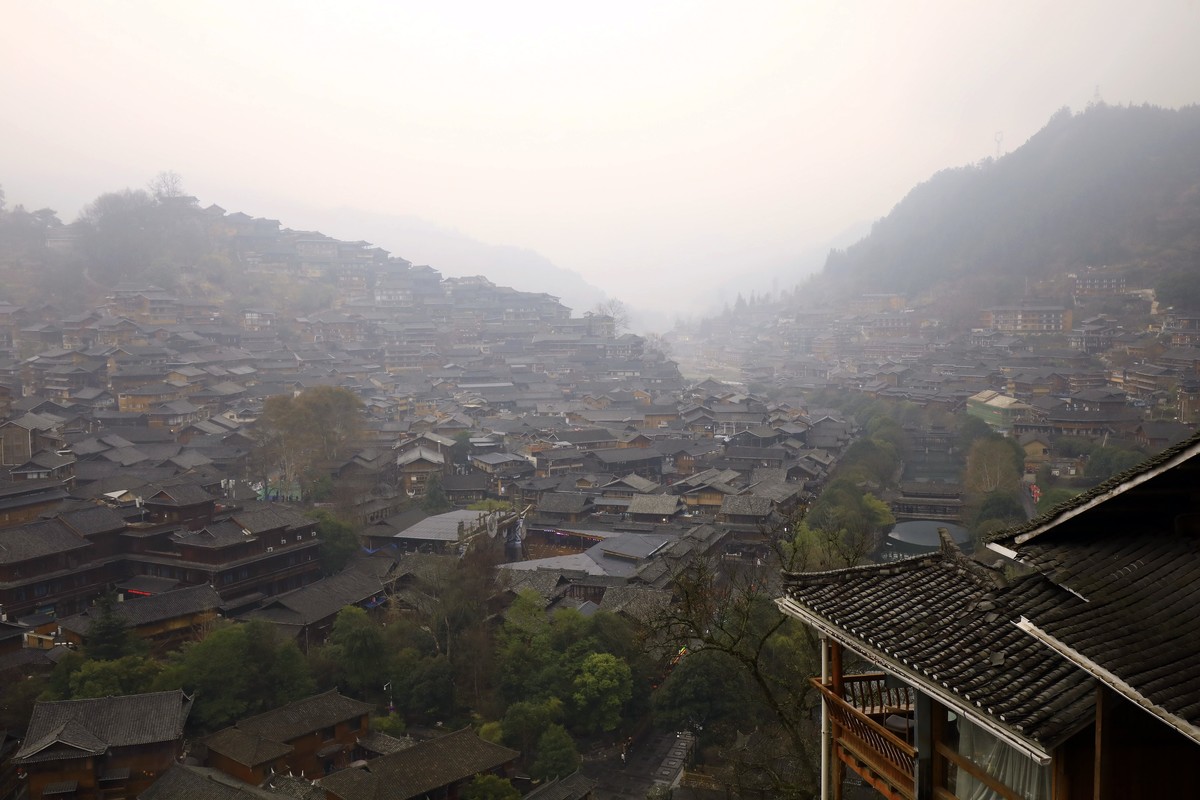 西江千户苗寨，雨蒙蒙，雾蒙蒙