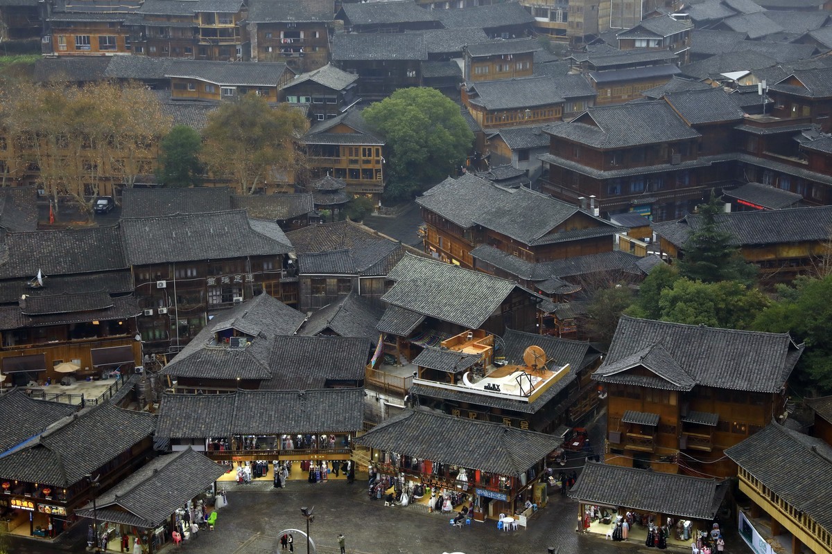 西江千户苗寨，雨蒙蒙，雾蒙蒙