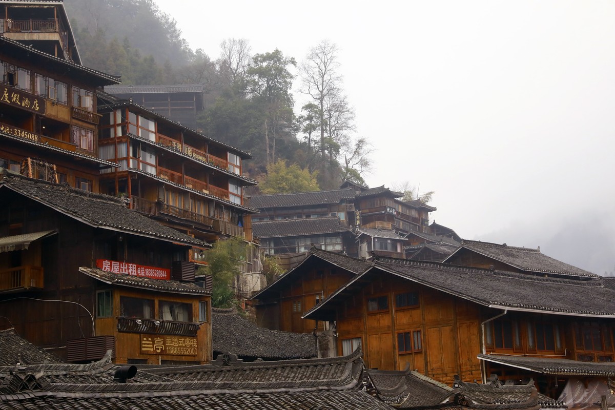 西江千户苗寨，雨蒙蒙，雾蒙蒙