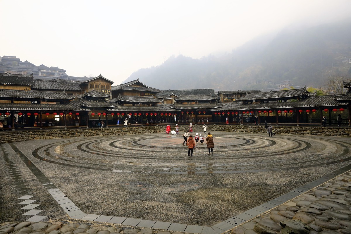 西江千户苗寨，雨蒙蒙，雾蒙蒙