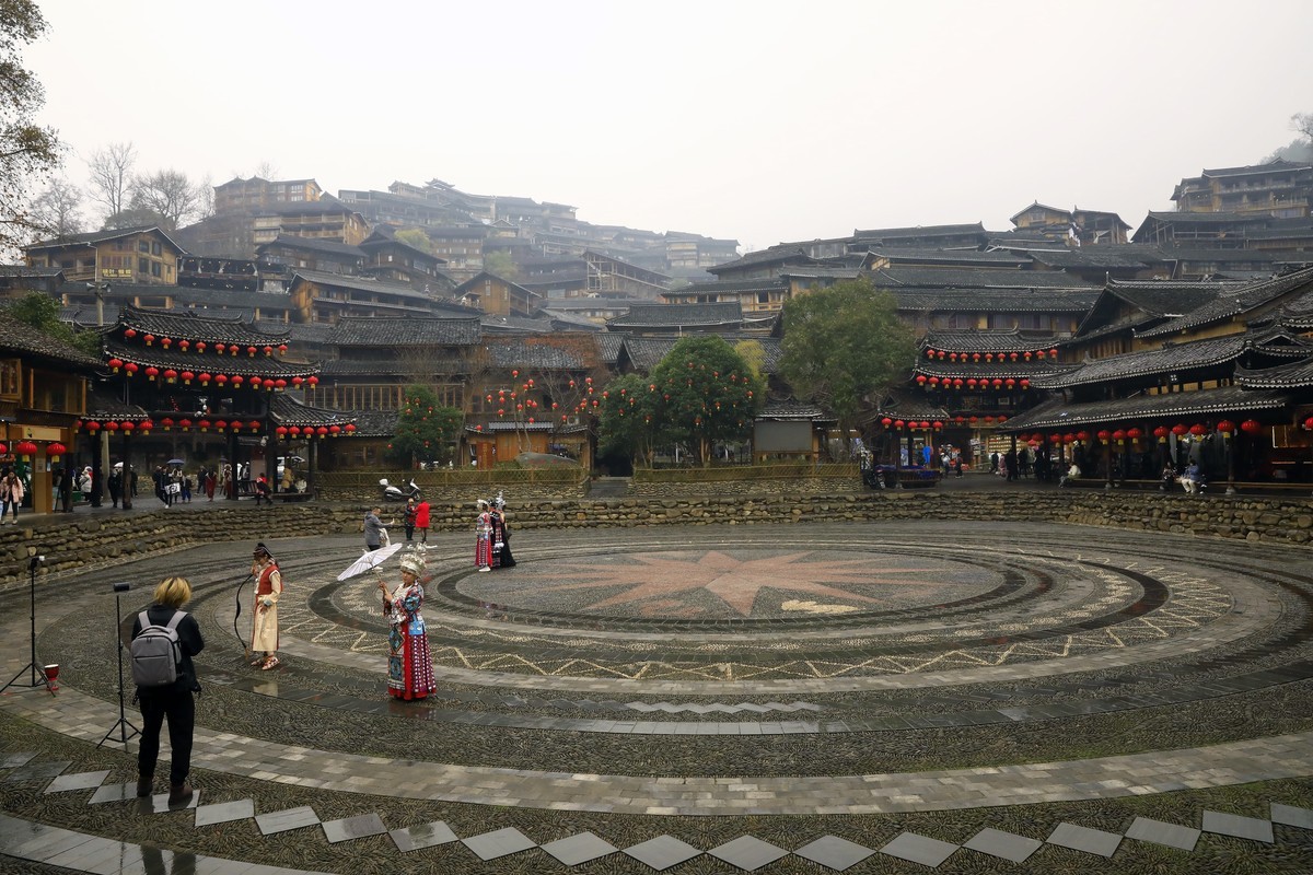 西江千户苗寨，雨蒙蒙，雾蒙蒙