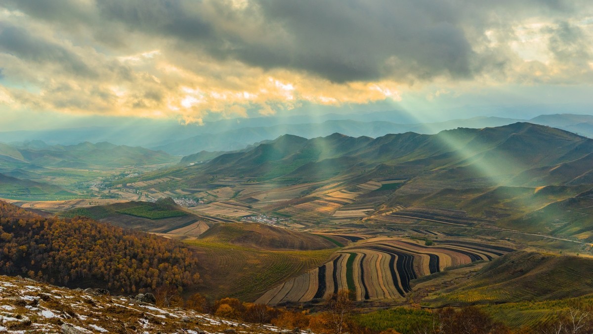 克什克腾旗嘎拉德斯汰山灶火沟的丁达尔光（一）