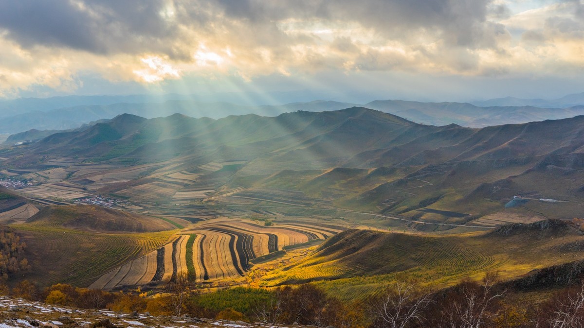 克什克腾旗嘎拉德斯汰山灶火沟的丁达尔光（一）