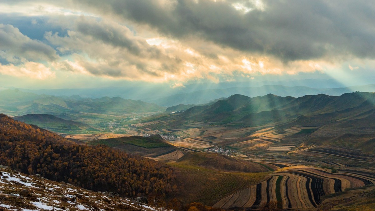 克什克腾旗嘎拉德斯汰山灶火沟的丁达尔光（一）