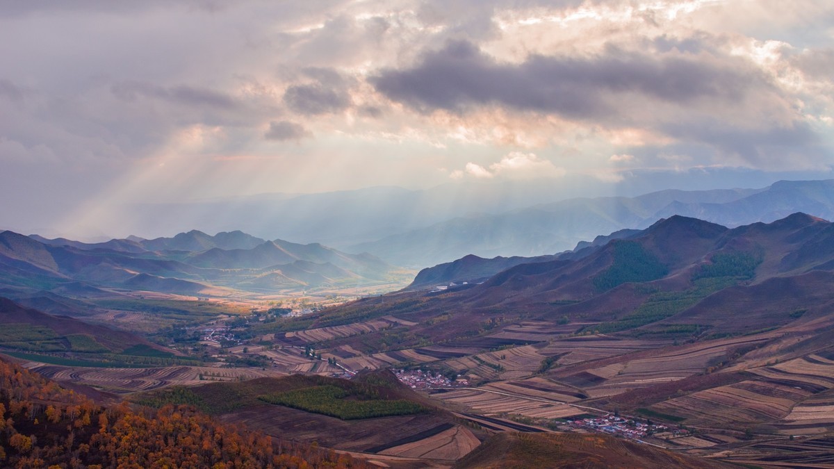 克什克腾旗嘎拉德斯汰山灶火沟的丁达尔光（一）