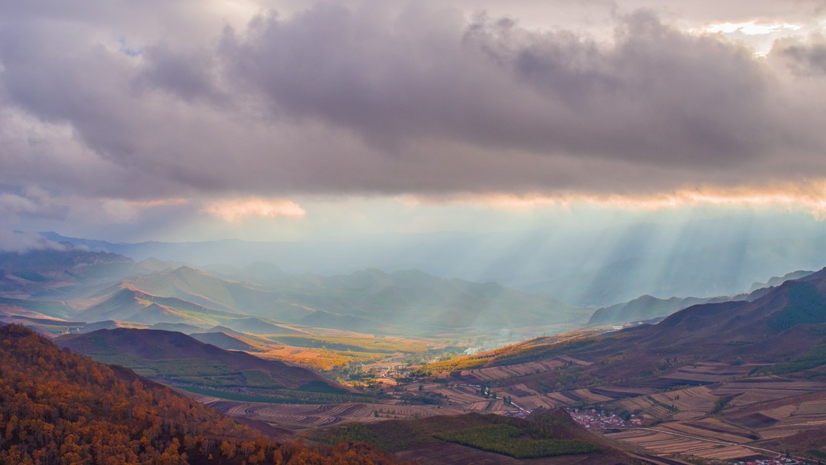 克什克腾旗嘎拉德斯汰山灶火沟的丁达尔光（一）