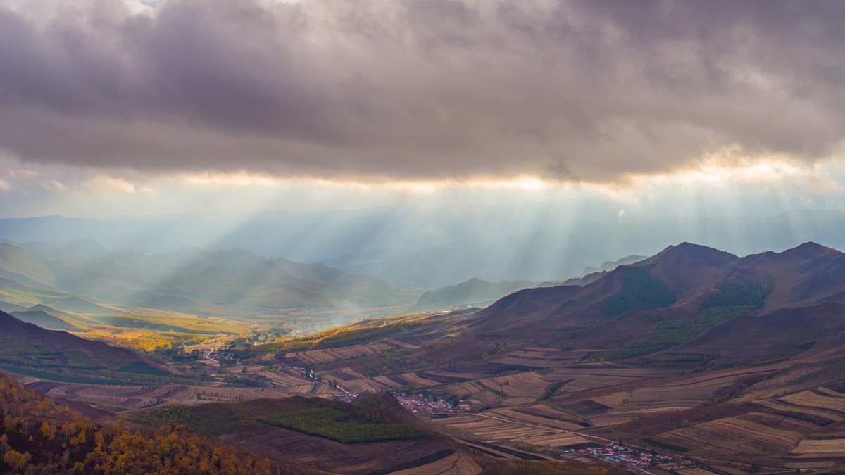 克什克腾旗嘎拉德斯汰山灶火沟的丁达尔光（一）