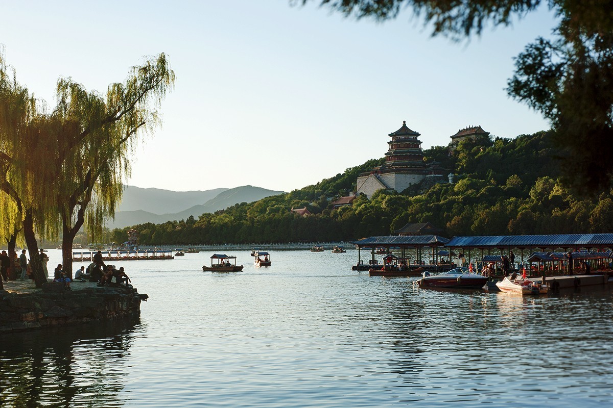 傍晚时分昆明湖东岸随拍