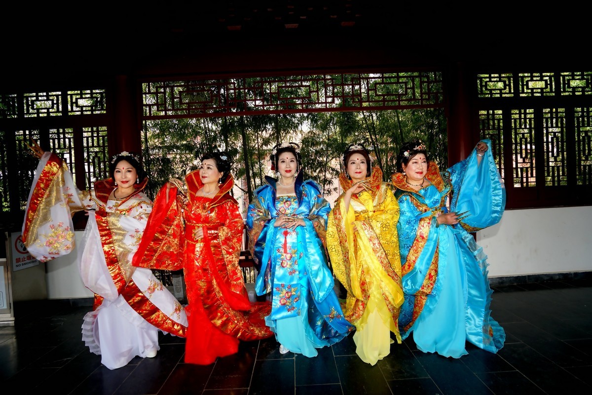 古城墙上的古装美女！