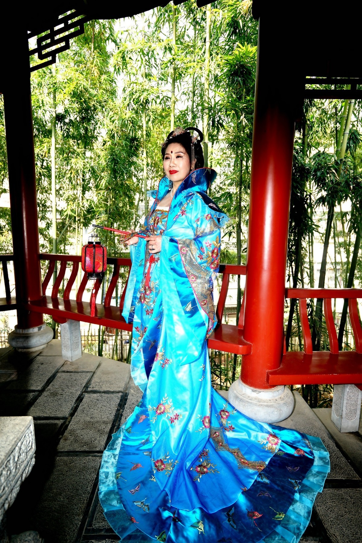 古城墙上的古装美女！