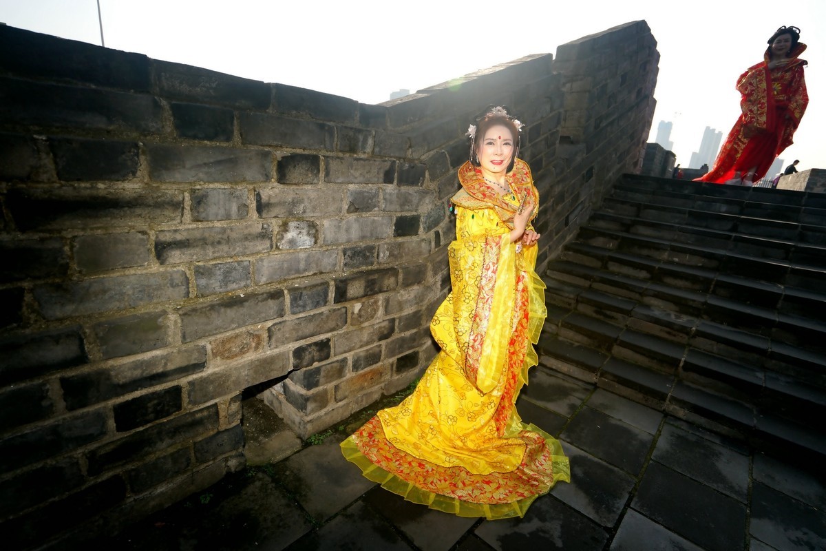 古城墙上的古装美女！