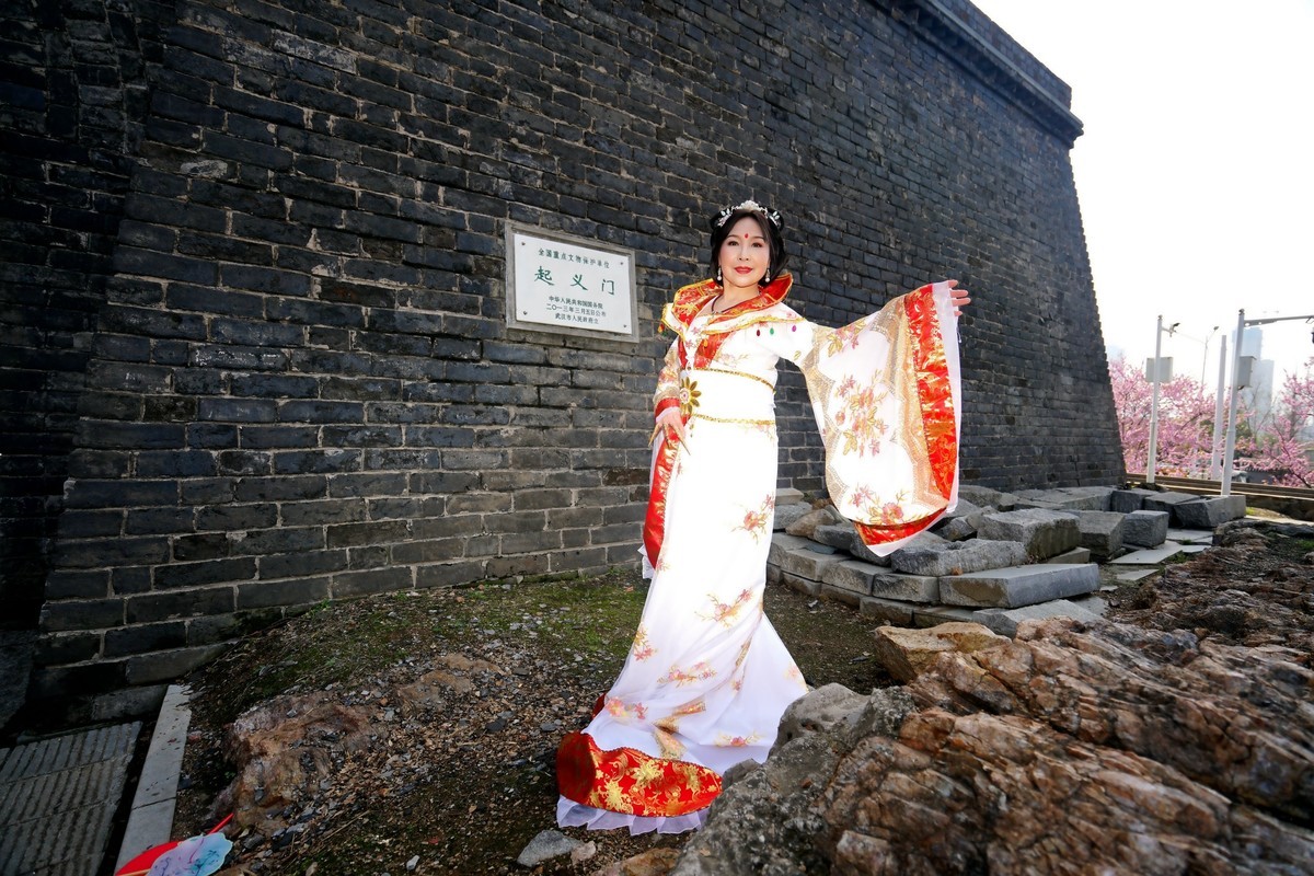 古城墙上的古装美女！