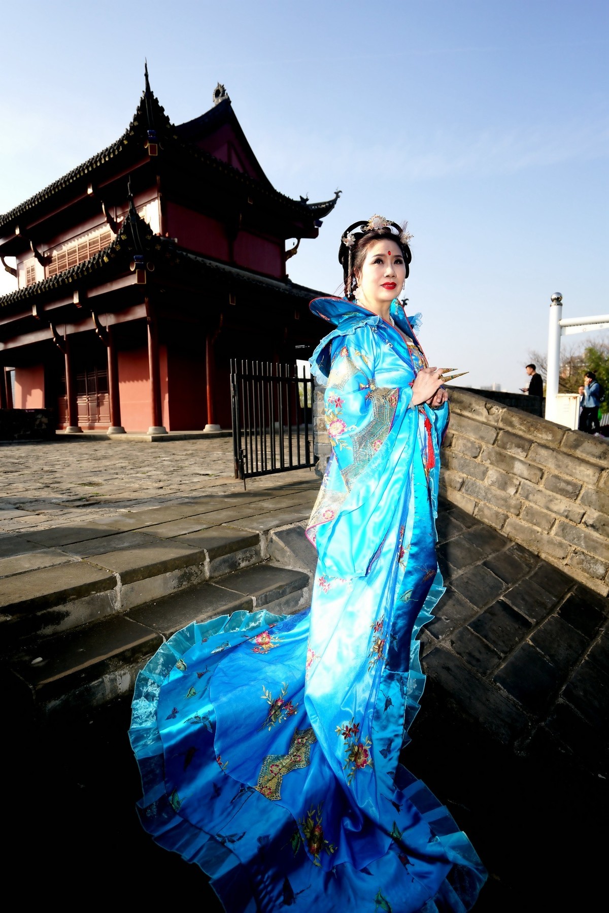 古城墙上的古装美女！