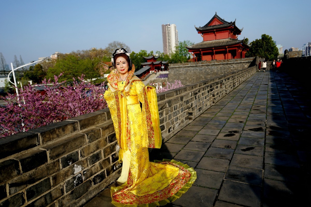 古城墙上的古装美女！