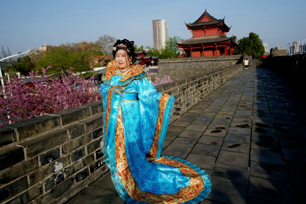 古城墙上的古装美女！