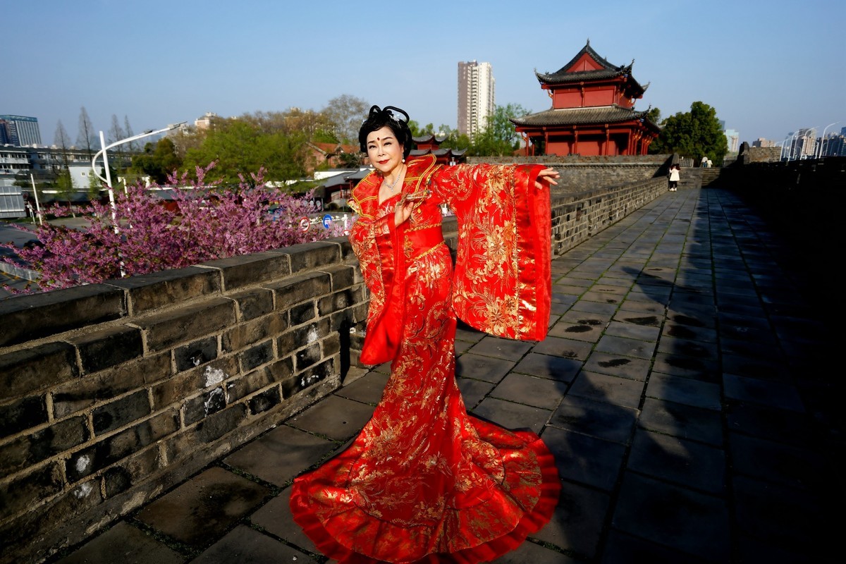 古城墙上的古装美女！