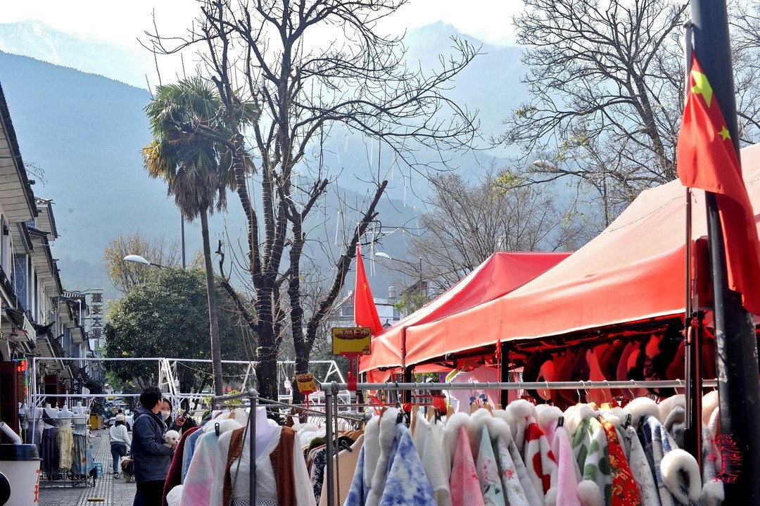 云南大理三月街  周鸣天