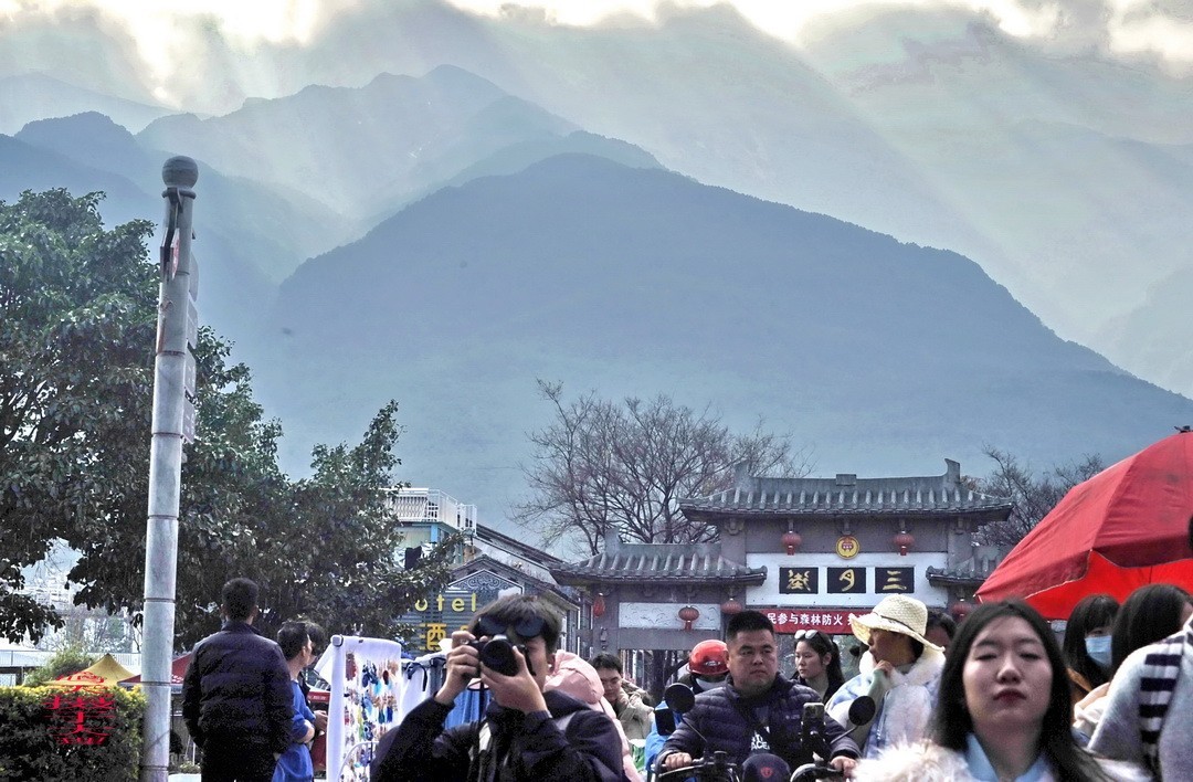 云南大理三月街  周鸣天