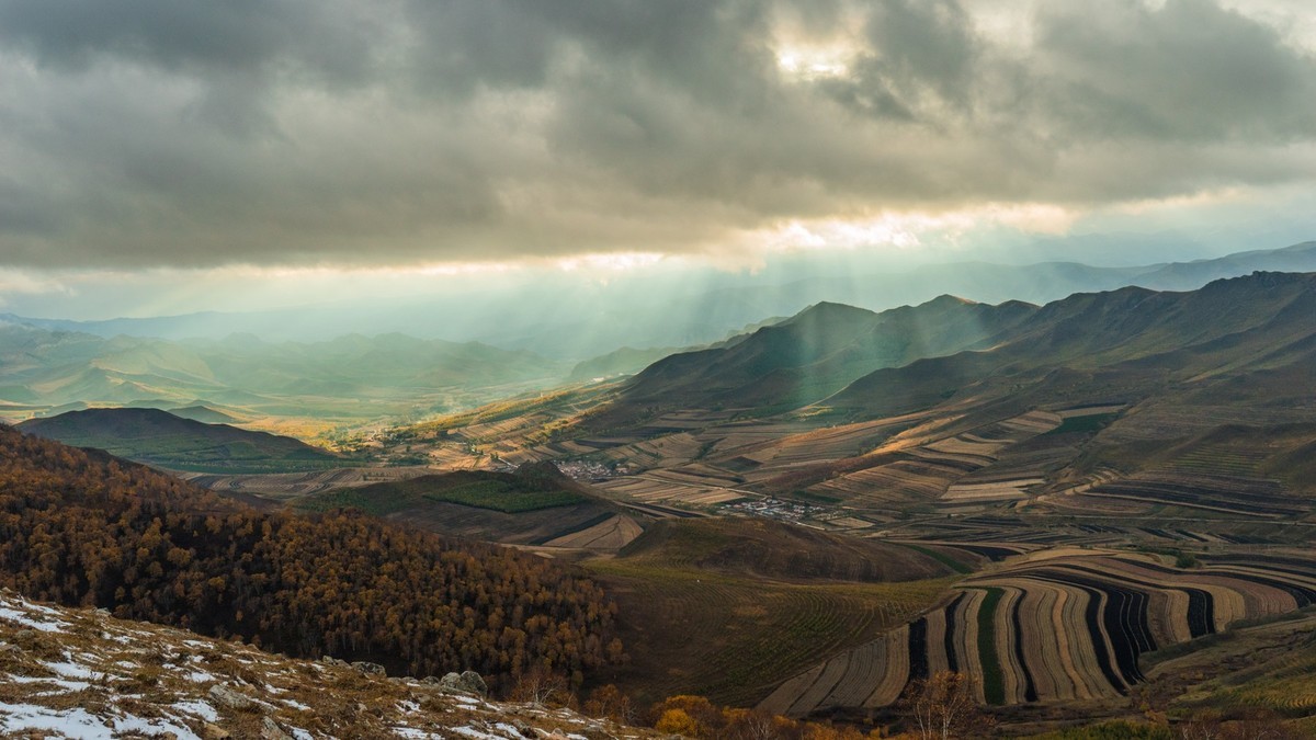 克什克腾旗嘎拉德斯汰山灶火沟的丁达尔光（一）