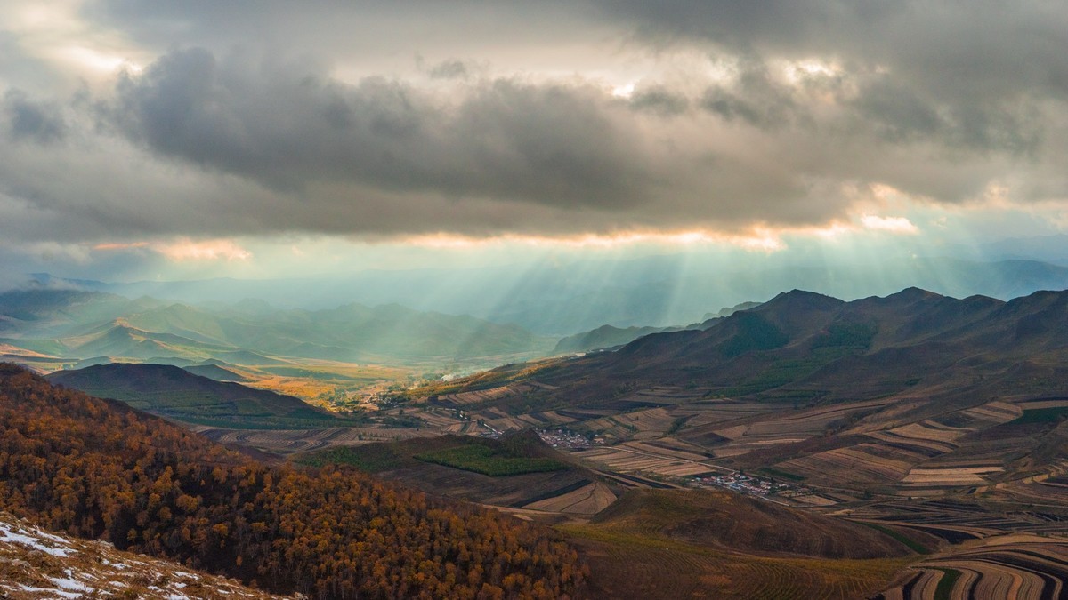 克什克腾旗嘎拉德斯汰山灶火沟的丁达尔光（一）