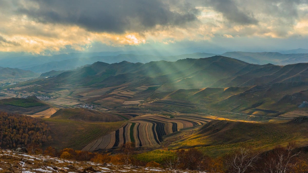 克什克腾旗嘎拉德斯汰山灶火沟的丁达尔光（一）