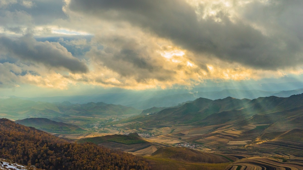 克什克腾旗嘎拉德斯汰山灶火沟的丁达尔光（一）