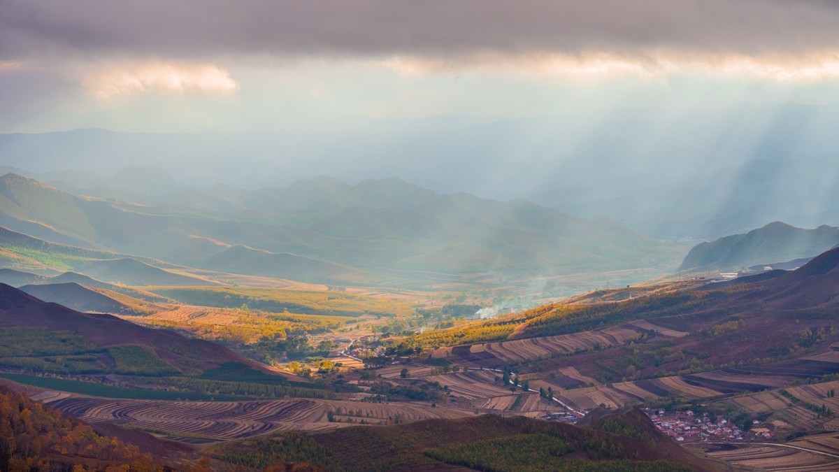 克什克腾旗嘎拉德斯汰山灶火沟的丁达尔光（一）