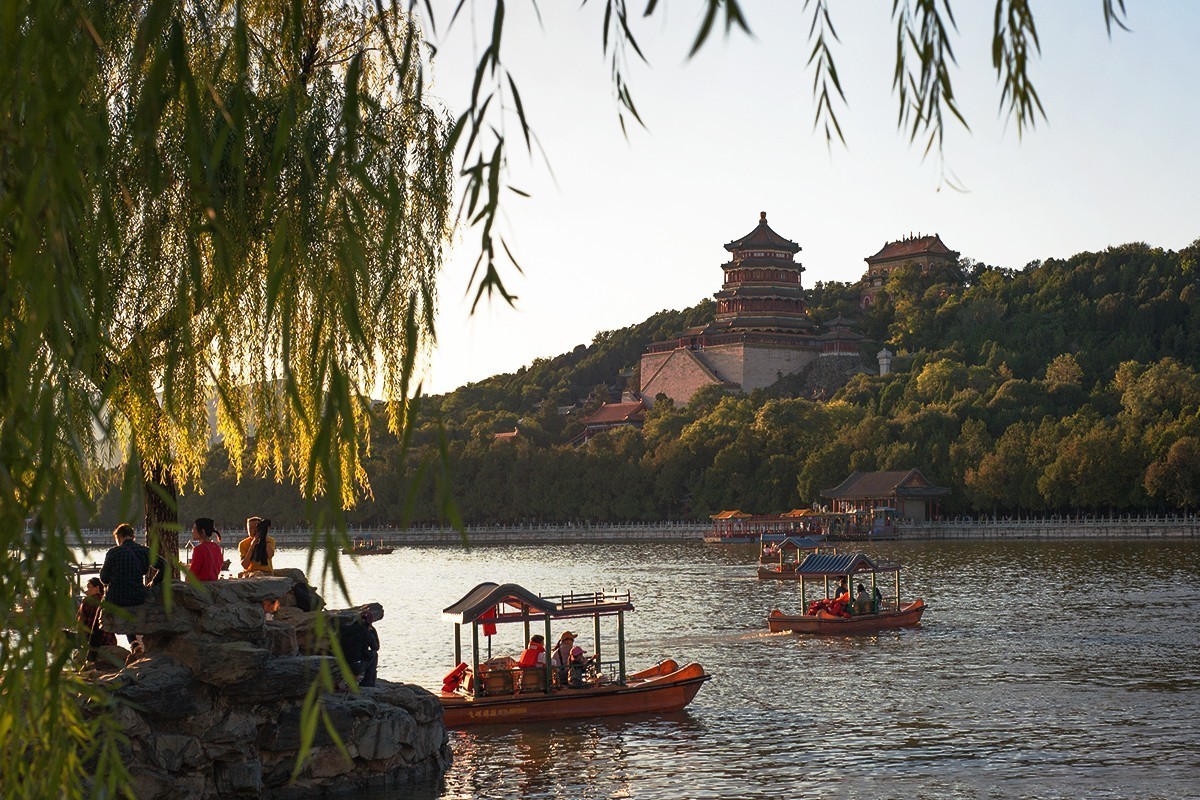 傍晚时分昆明湖东岸随拍