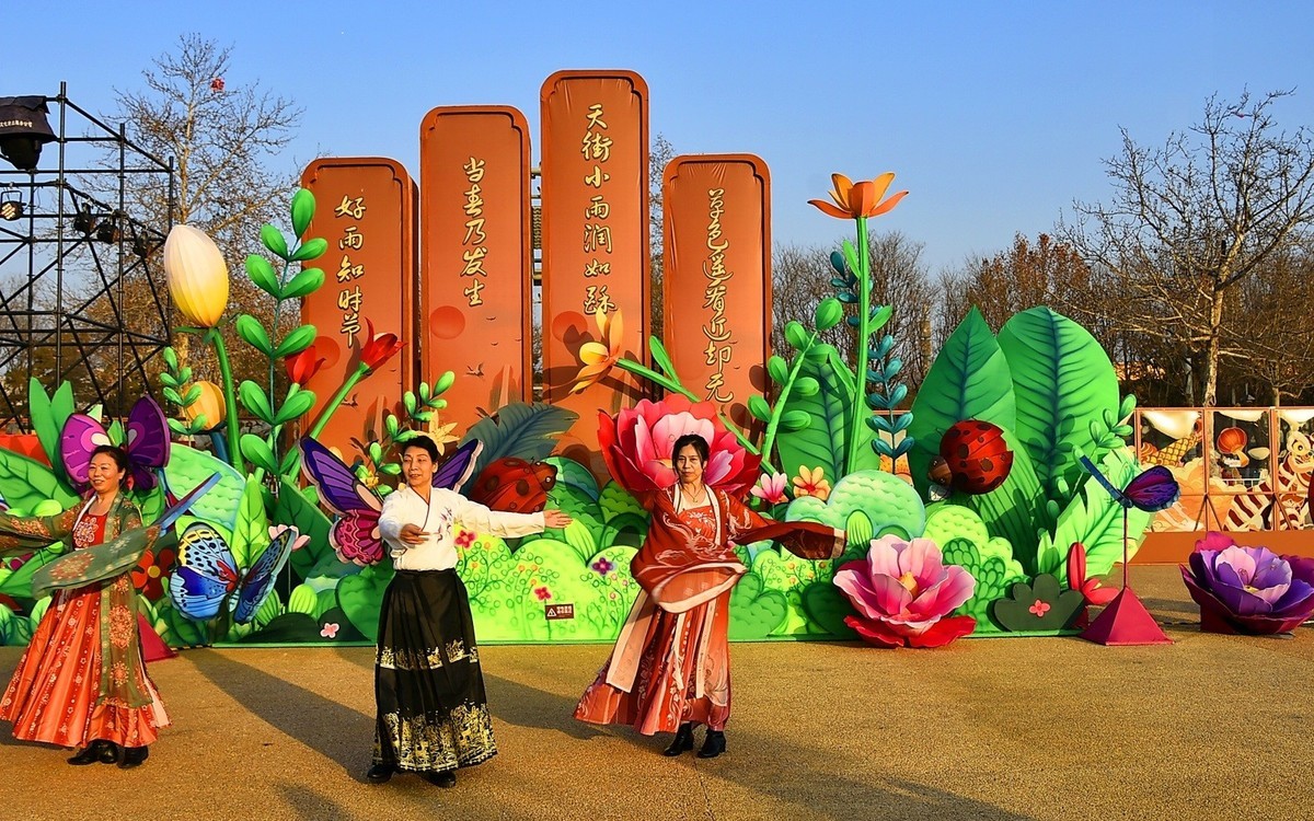 几个大妈的自发性表演