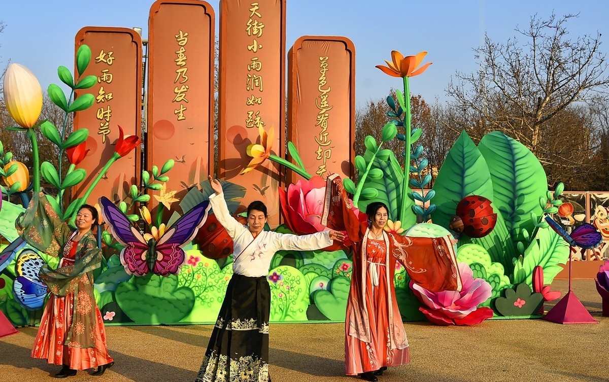 几个大妈的自发性表演