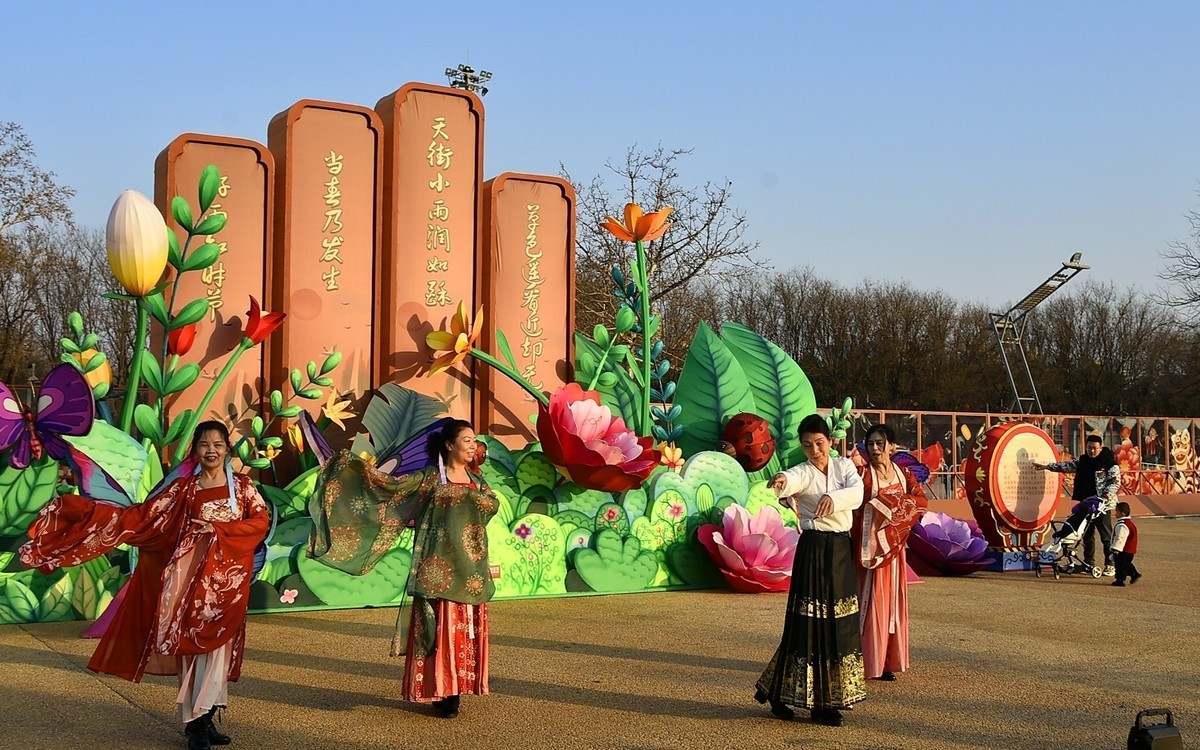 几个大妈的自发性表演