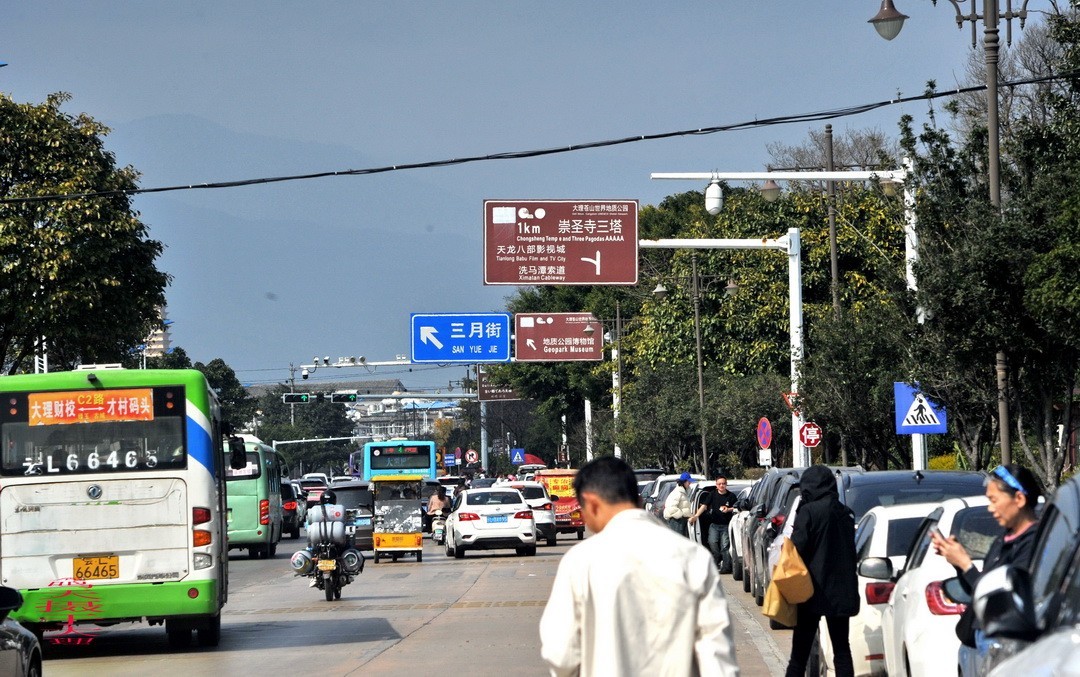 云南大理三月街  周鸣天