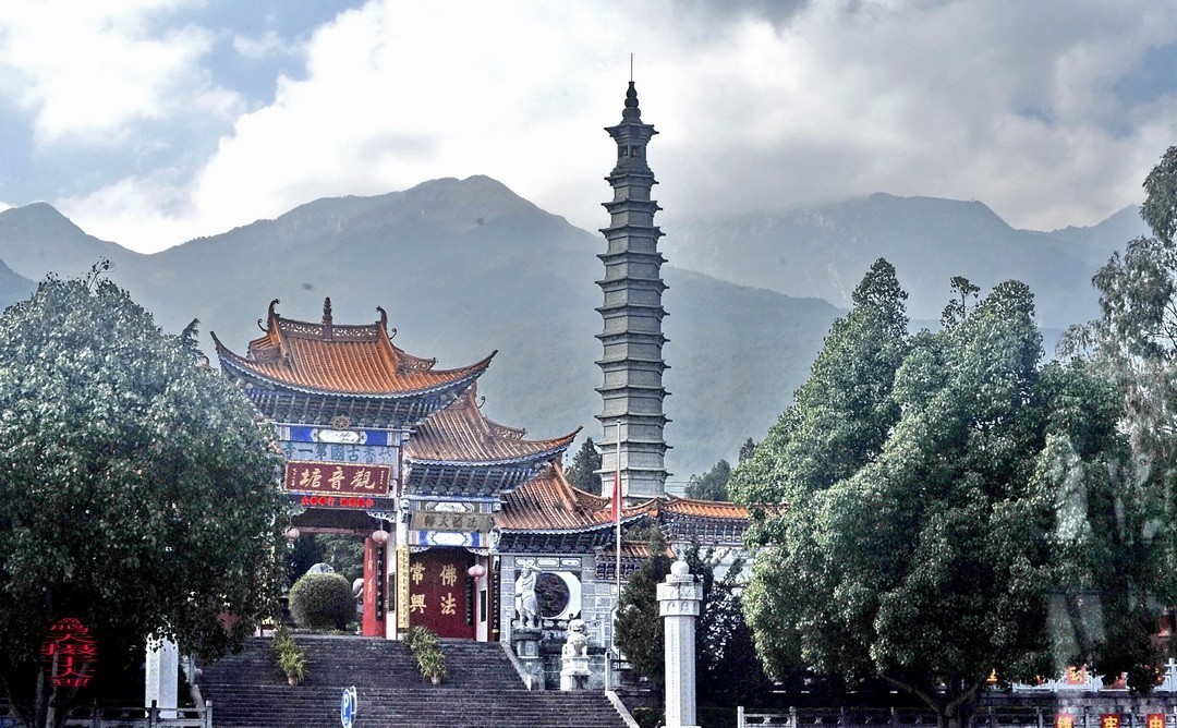 云南大理三月街  周鸣天