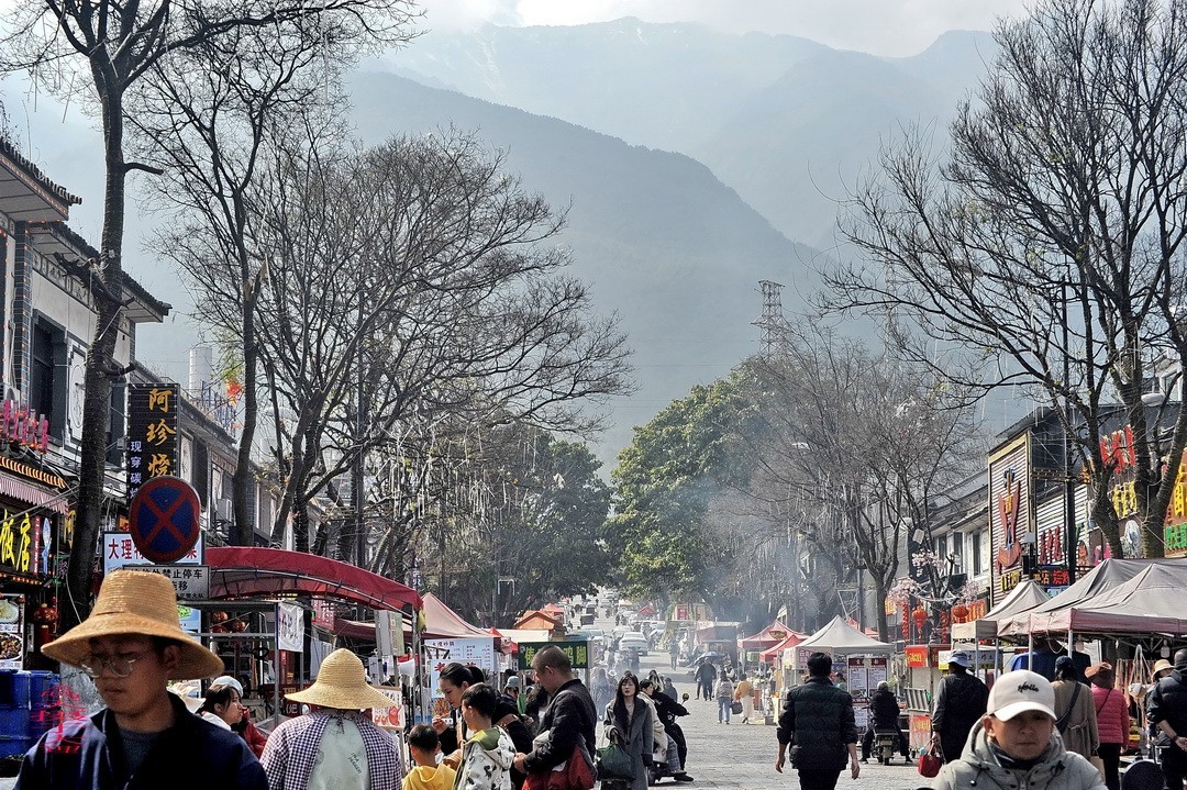 云南大理三月街  周鸣天