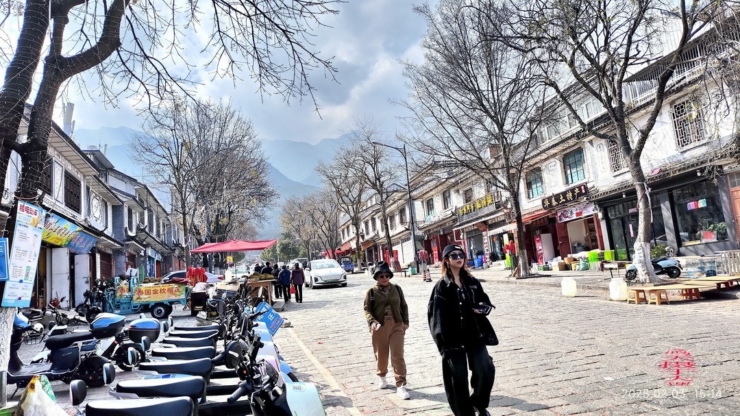 云南大理三月街  周鸣天