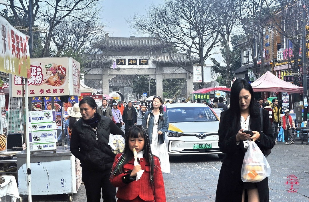 云南大理三月街  周鸣天