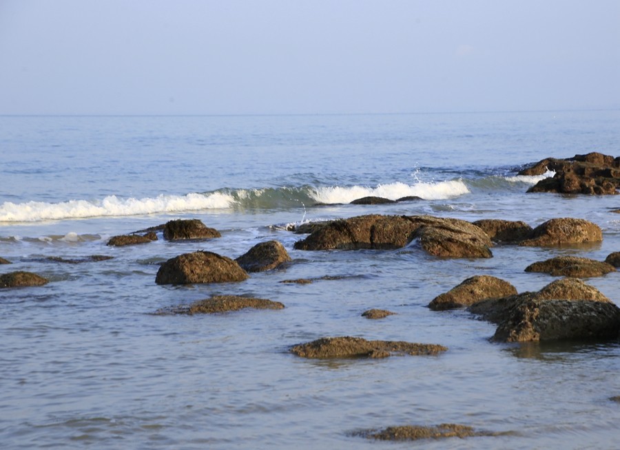 《不老松：忆海南游记》海南解放公园景区海边！(大海、浪花、蕉石)