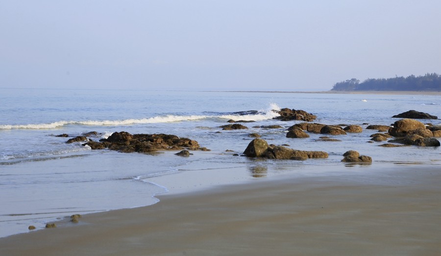 《不老松:忆海南游记》海南解放公园景区海边!(大海、浪花、蕉石)