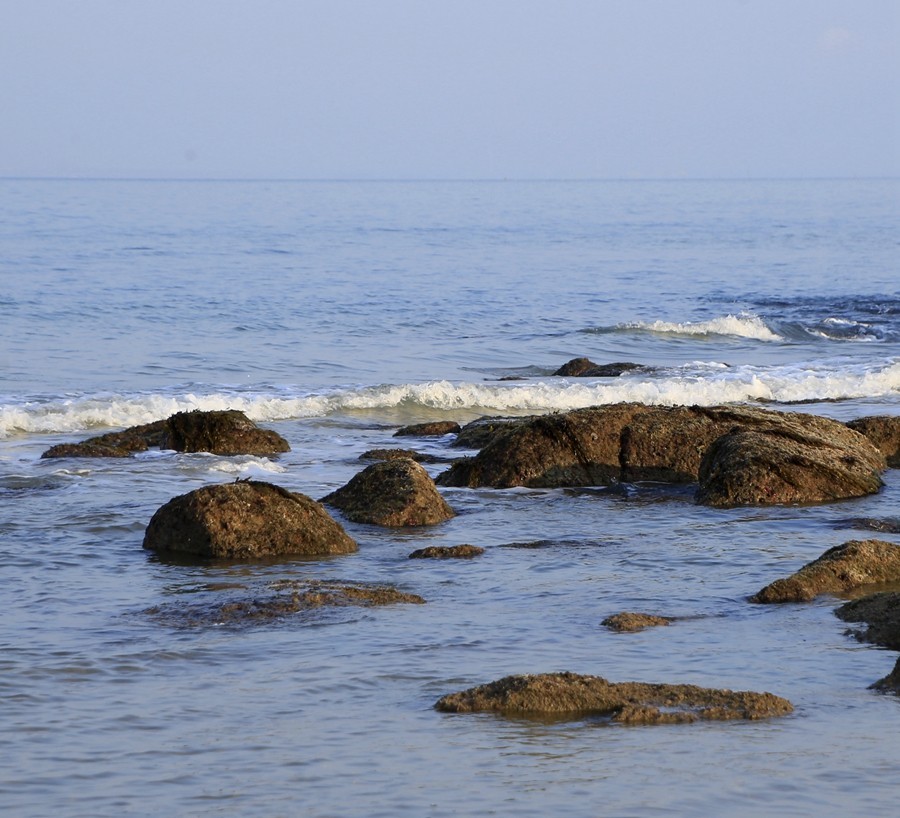 《不老松：忆海南游记》海南解放公园景区海边！(大海、浪花、蕉石)