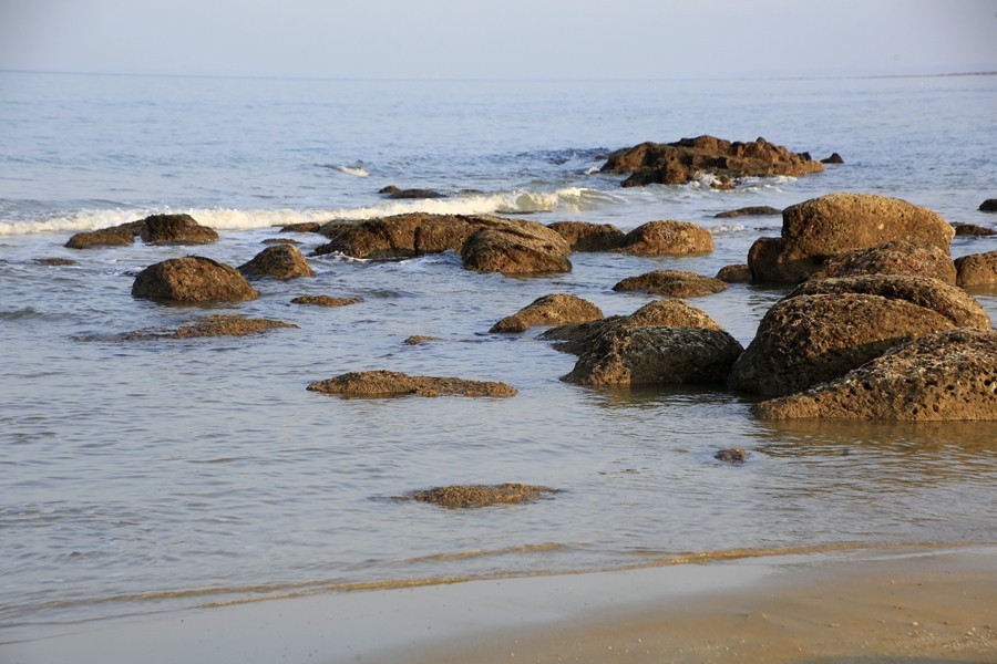 《不老松：忆海南游记》海南解放公园景区海边！(大海、浪花、蕉石)