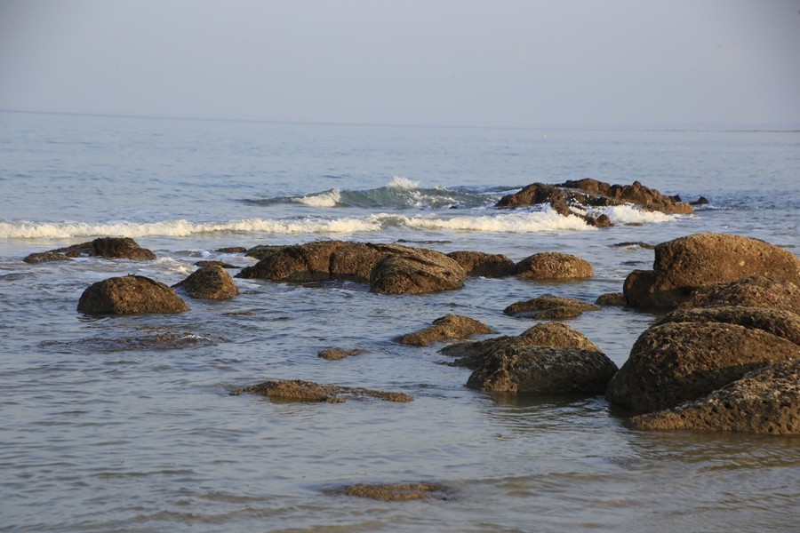 《不老松：忆海南游记》海南解放公园景区海边！(大海、浪花、蕉石)