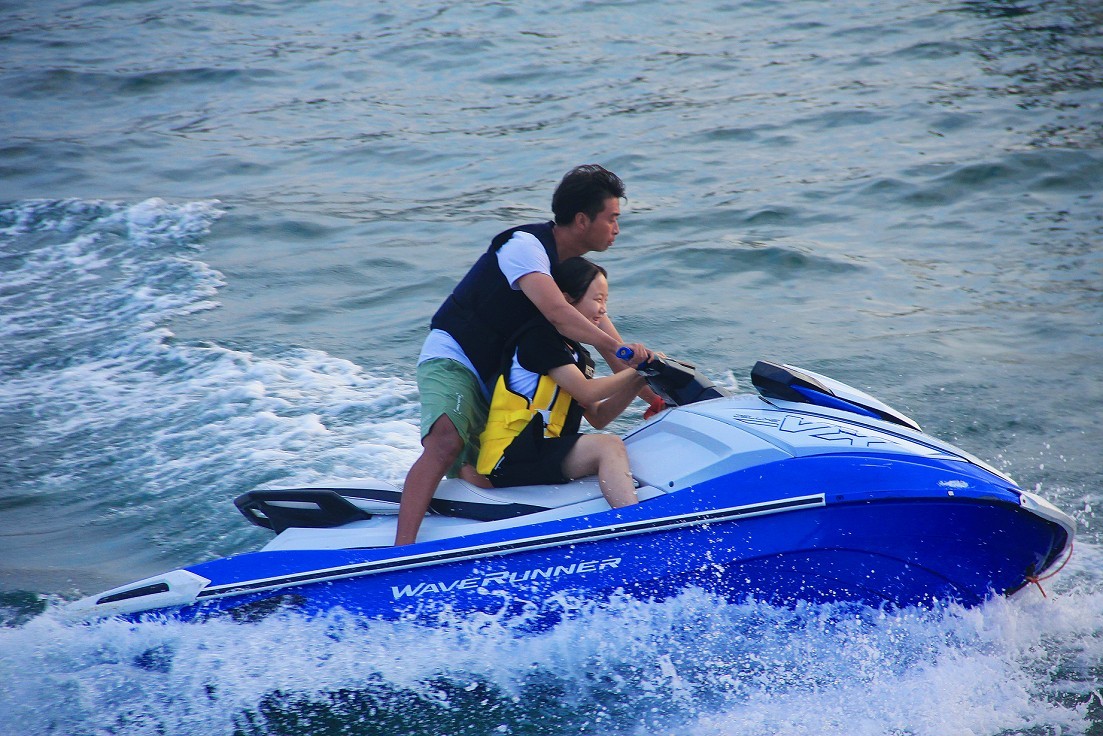 请假贴30张扫街抓拍片《风景，花草和妹子》上班族都上班了，该咱大爷出去溜达溜达了！