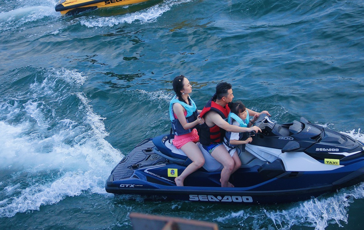 请假贴30张扫街抓拍片《风景，花草和妹子》上班族都上班了，该咱大爷出去溜达溜达了！